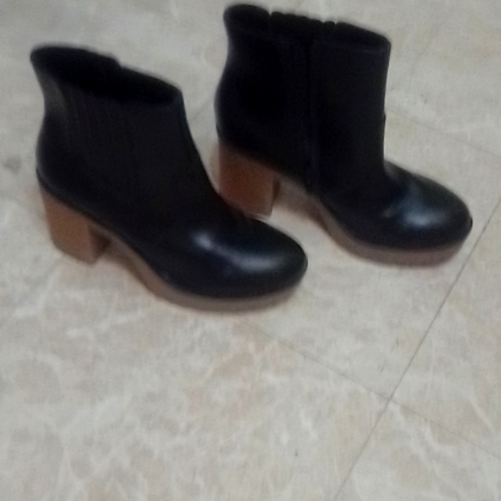 Black booties 6.5m